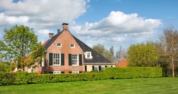 ACHT TON KORTING! Binnenkijken bij VVD-CORYFEE ED NIJPELS die nu ECHT van zijn WOONBOERDERIJ af wil