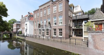 BINNENKIJKEN bij TATJANA (55) wiens minnaar Lex (69) hun Haags appartement voor €8000 te huur heeft gezet