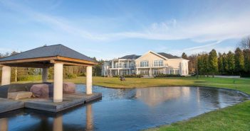 BINNENKIJKEN in de villa van de vermoorde MARCEL VAN HOUT die voor €4.750.00 te koop is gezet door zijn van de moord verdachte ex-vrouw….