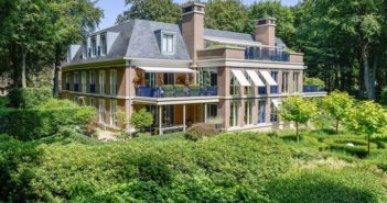 BINNENKIJKEN bij EDWIN EVERS die -nu hij stopt op 538- zijn Hilversumse appartement verkoopt voor ruim €1 miljoen