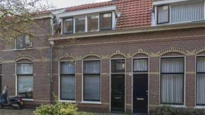 In dit huis in Leiden  woont Diederik Samson nu als vrijgezel. 