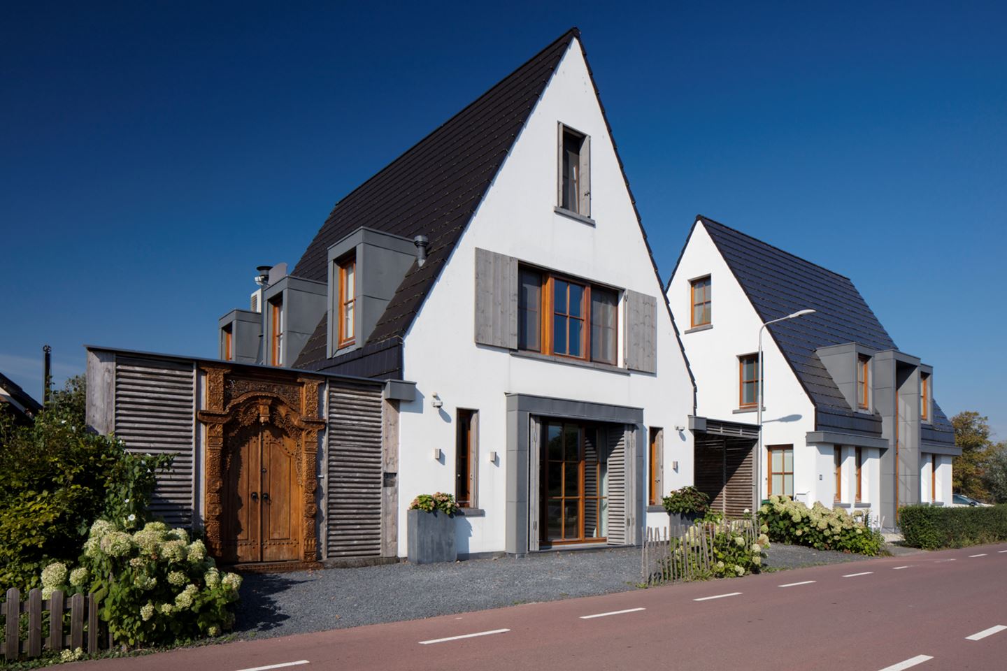 Голландский дом отзывы. Домик в голландском стиле. Фасад в голландском стиле. Фасад дома в голландском стиле. Голландский стиль в архитектуре.
